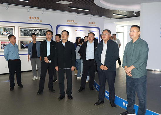 省工業(yè)和信息化廳二級(jí)巡視員王高潮一行現(xiàn)場(chǎng)觀(guān)摩麥斯克電子數(shù)字化改造項(xiàng)目成效